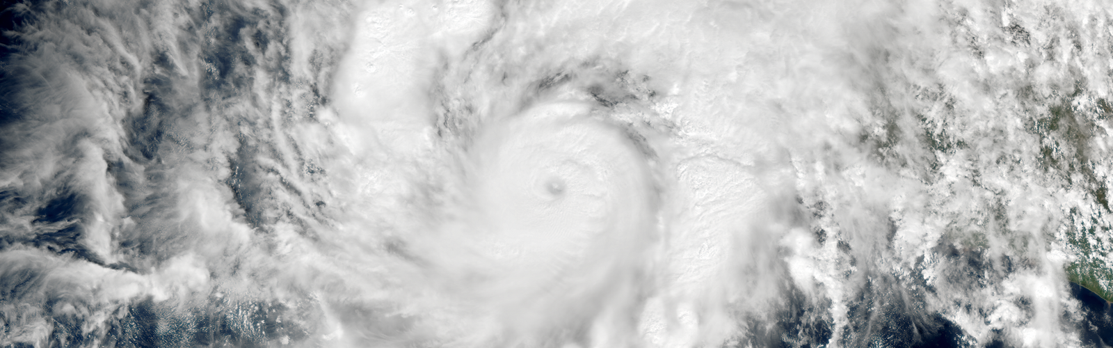 Imagen satelital del huracán Simón de categoría 4 frente a las costas del Pacífico mexicano, 10 de octubre de 2026.