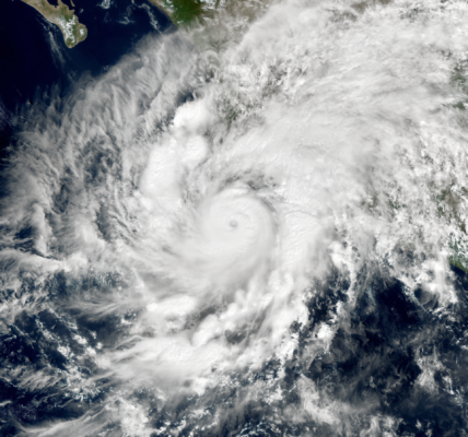 Imagen satelital del huracán Simón de categoría 4 frente a las costas del Pacífico mexicano, 10 de octubre de 2026.
