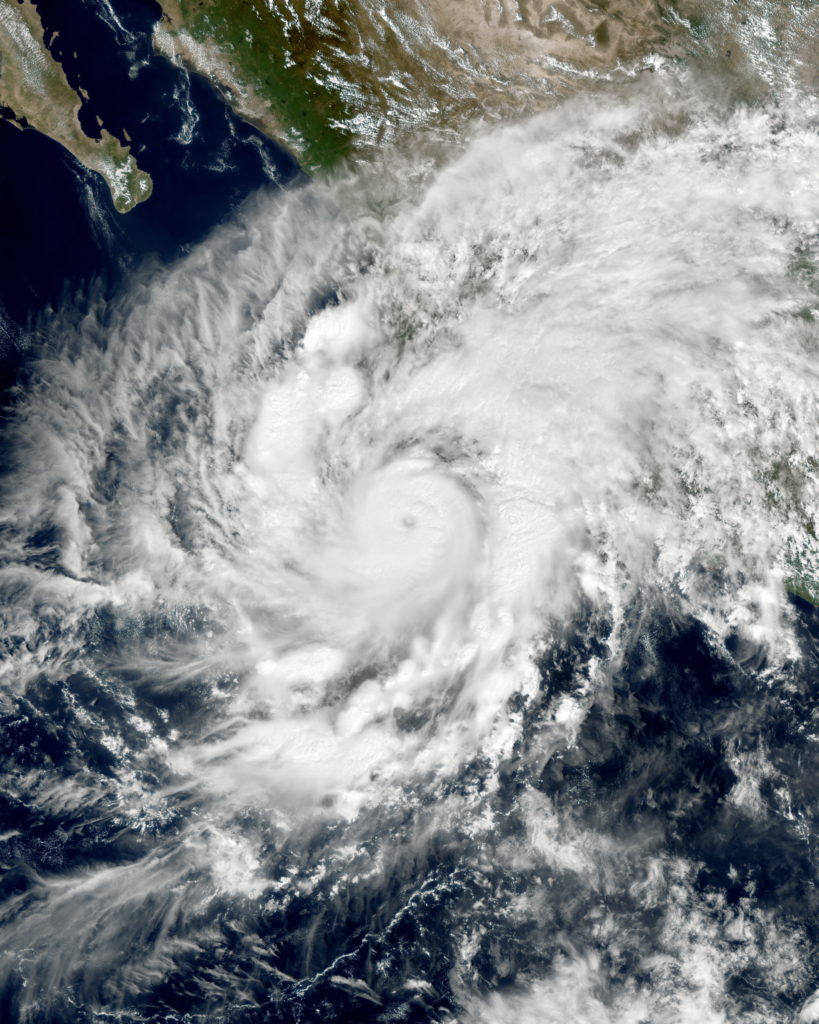 Imagen satelital del huracán Simón de categoría 4 frente a las costas del Pacífico mexicano, 10 de octubre de 2026.