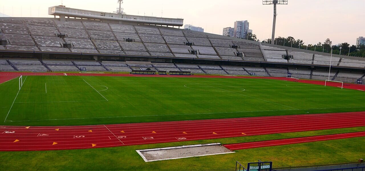 Interior del Estadio Olímpico Universitario en la Ciudad de México, sede del Pumas vs Cruz Azul.