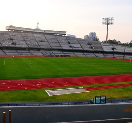 Interior del Estadio Olímpico Universitario en la Ciudad de México, sede del Pumas vs Cruz Azul.