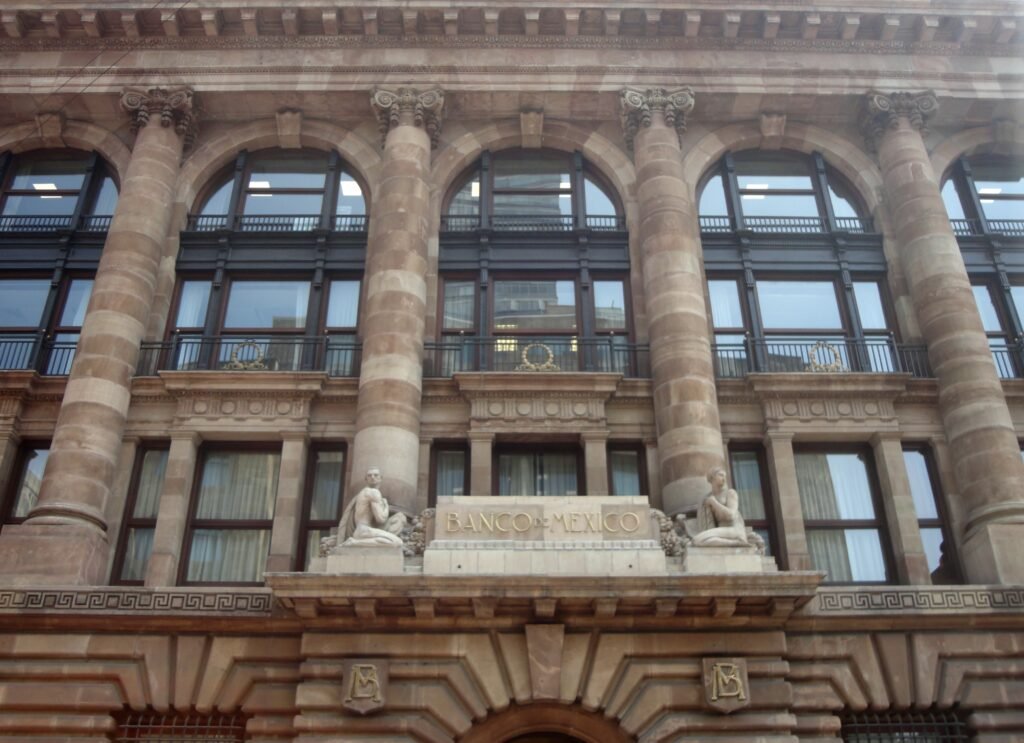 Fachada del edificio del Banco de México en la Ciudad de México.