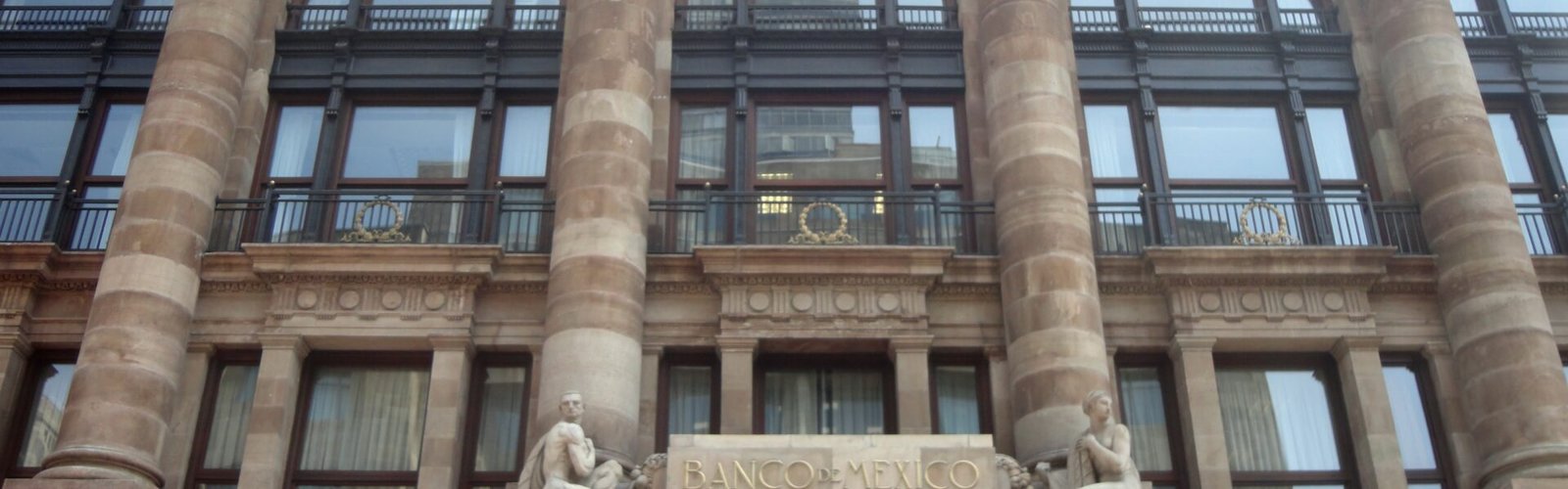 Fachada del edificio del Banco de México en la Ciudad de México.