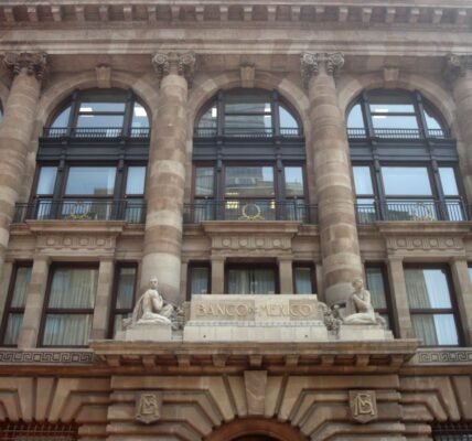 Fachada del edificio del Banco de México en la Ciudad de México.