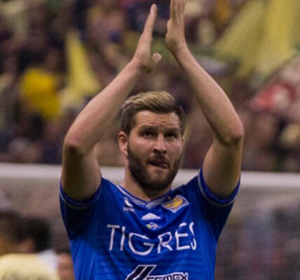 André-Pierre Gignac con la playera de Tigres