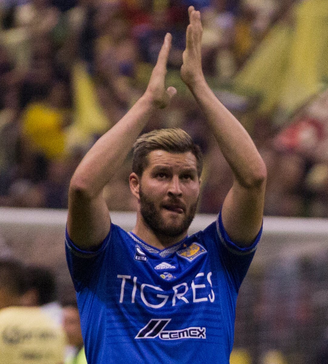 André-Pierre Gignac con la playera de Tigres