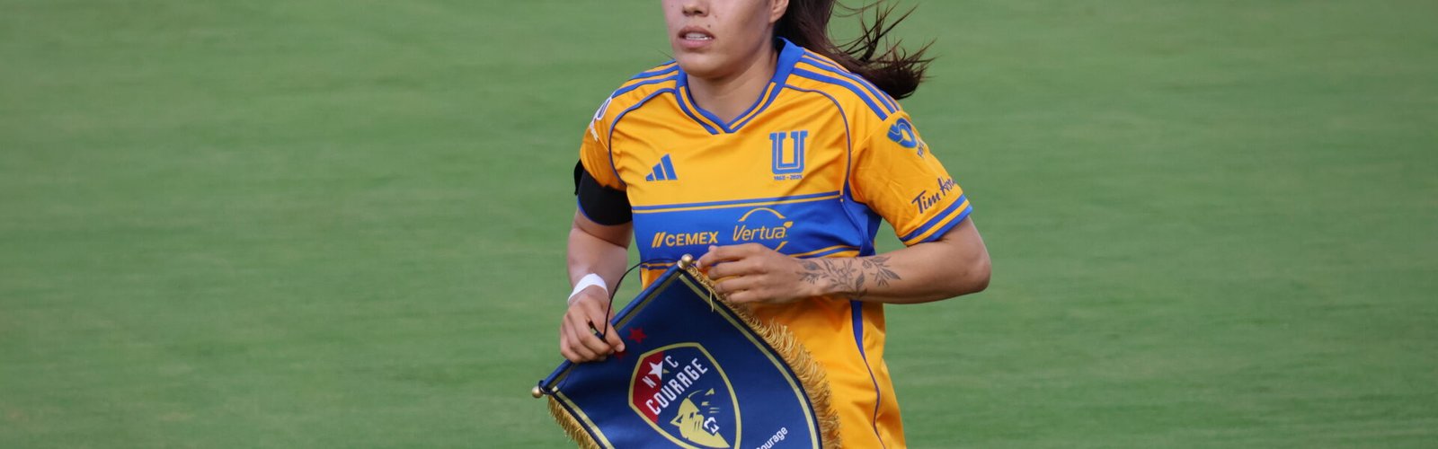 Acción del partido amistoso de futbol femenil entre Tigres UANL y North Carolina Courage, disputado en Cary, Carolina del Norte, en julio de 2025.