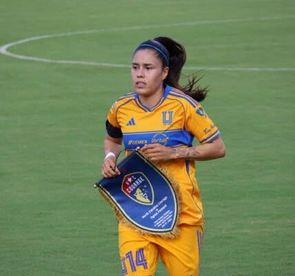 Acción del partido amistoso de futbol femenil entre Tigres UANL y North Carolina Courage, disputado en Cary, Carolina del Norte, en julio de 2025.