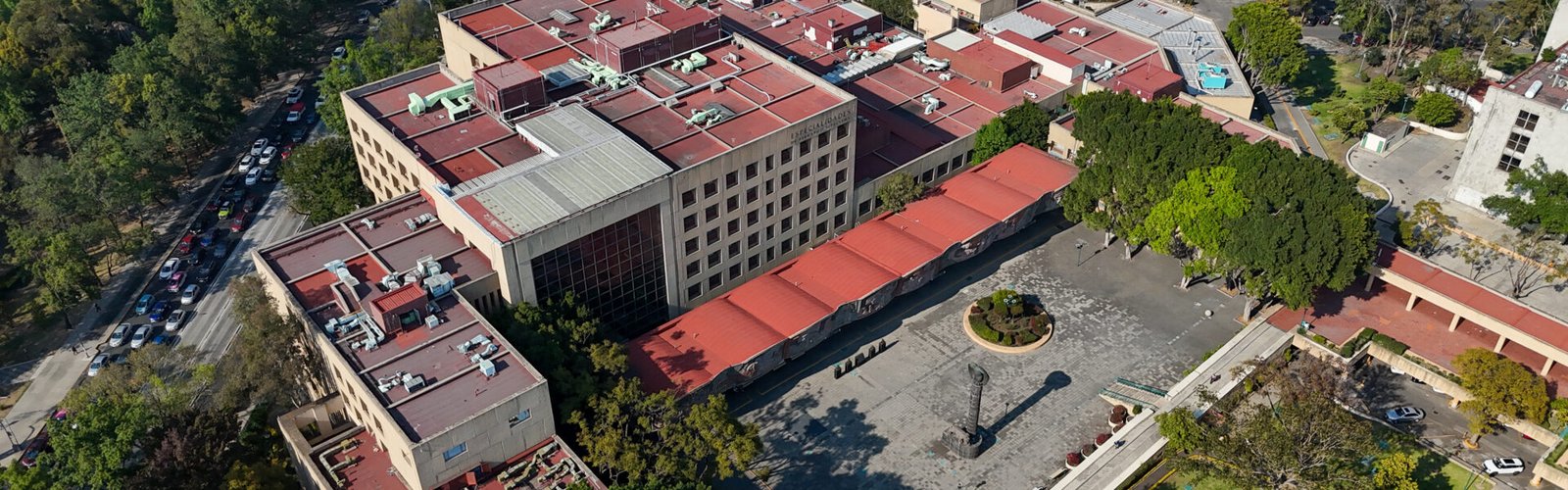 Vista aérea del complejo del Centro Médico Nacional Siglo XXI del IMSS en la Ciudad de México, punto de partida de la marcha nacional de trabajadores convocada para el martes 13 de octubre.