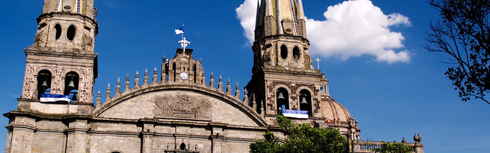 La Virgen de Zapopan arribando a la catedral durante la Romería, rodeada de feligreses.