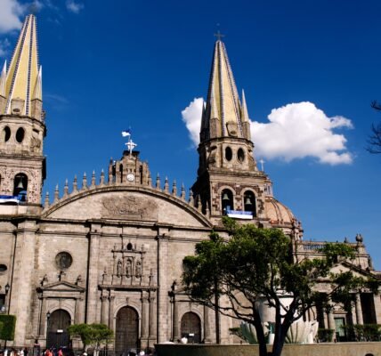 La Virgen de Zapopan arribando a la catedral durante la Romería, rodeada de feligreses.