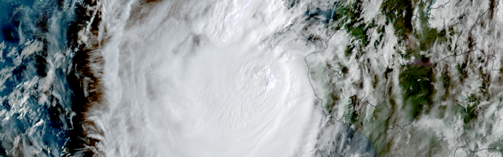 Imagen satelital del huracán Simón avanzando frente a la costa del occidente de México el 12 de octubre de 2026.