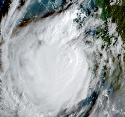 Imagen satelital del huracán Simón avanzando frente a la costa del occidente de México el 12 de octubre de 2026.